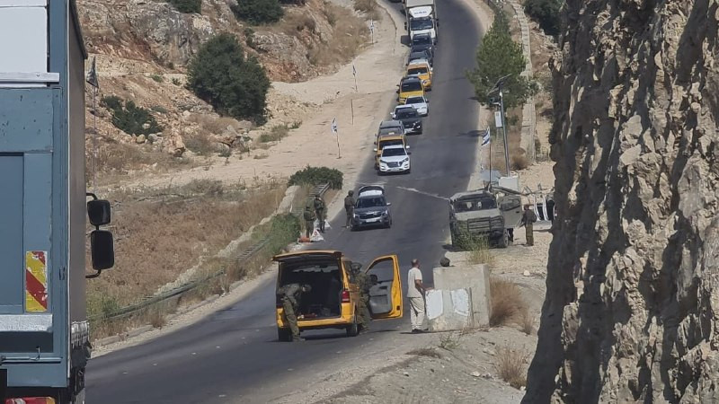 الاحتلال يعرقل حركة الأهالي عند الشارع الاستيطاني الجديد على طريق عين جريوت الواصل بين رام الله والقرى الغربية....