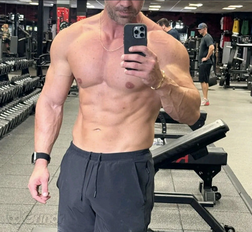 01 gym selfie grindr.jpg