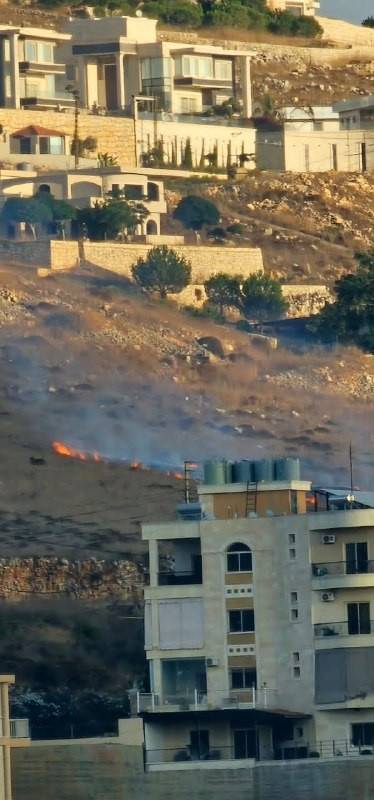 الاحتلال يلقي قنابل حارقة على منطقة "دوحة كفر رمان" جنوب لبنان....