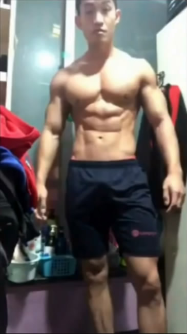 直男猎手三个健壮肌肉帅哥视频e[00 00 30][20260502 214535 7].jpg