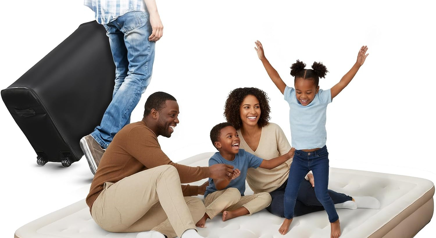Familia sobre la cama hinchable junto a la funda de transporte