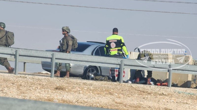 من مكان إطلاق النار على شاب فلسطيني بزعم محاولته السيطرة على سلاح جندي إسرائيلي قرب رام الله...
