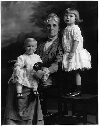 Mrs Anna H Leonowens and grandchildren Montreal QC 1911.jpg