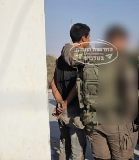 لحظة اعتقال الجيش الإسرائيلي فلسطينيًا (16 عامًا) نفذ عملية طعن في العوجا قرب أريحا صباح اليوم، ما أدى لإصابة مستوطن بجروح متوسطة....