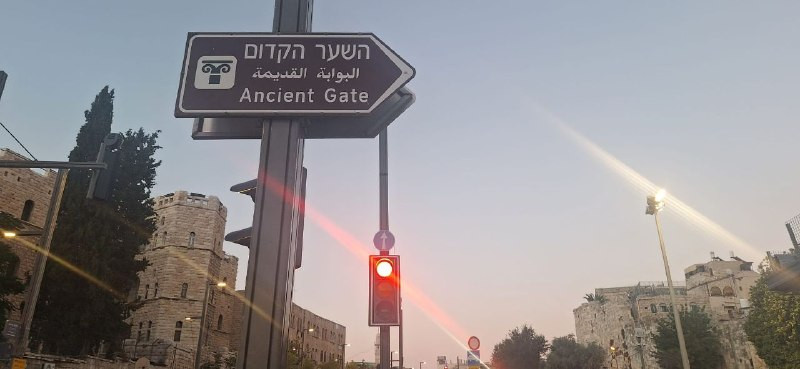 في اعتداء على معالم المدينة.. الاحتلال يزيل لافتة تشير وتحمل اسم منطقة "باب العامود" في القدس المحتلة...