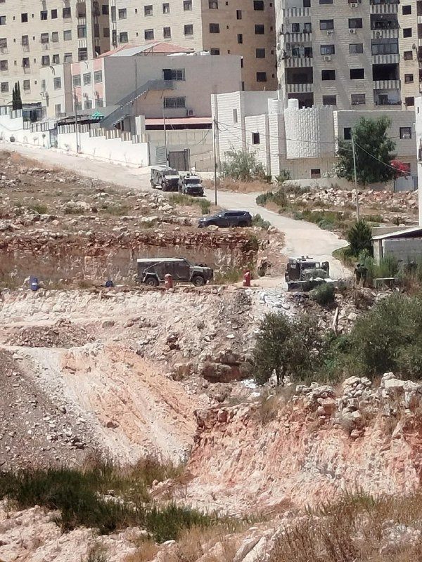 صورة| قوات الاحتلال تداهم منزلاً في حي المساكن الشعبية قرب روضة السنابل شرق نابلس...