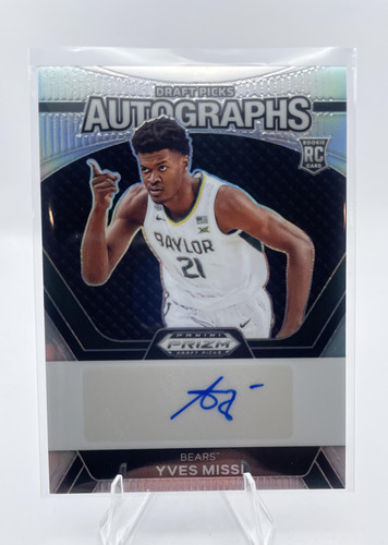 2024 25 Panini Prizm Draft Picks Yves Missi Silver Prizm Rookie Auto #DPA YMS (1)