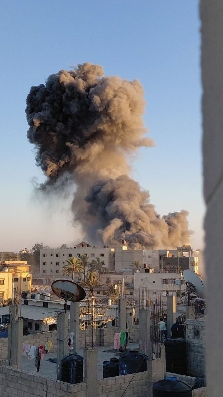 طيران الاحتلال يشن غارة على مدينة دير البلح، وسط قطاع غزة....