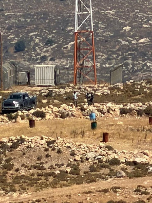 صورة| مستوطنون يقتحمون منطقة "جبل القرقعة" الواقع بين بلدتي المزرعة وسنجل شمال رام الله، ويهددون العائلات البدوية التي تسكن في المنطقة....