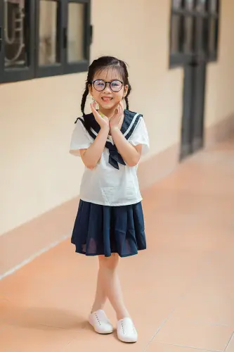 be gai 6 tuoi gieo thuong nho voi dong phuc hoc sinhdocx 1588438526894.webp