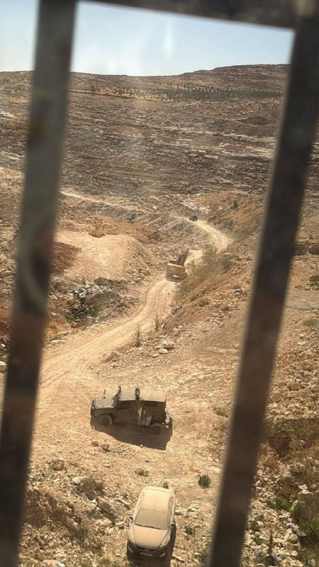 صورة| جيش الاحتلال ينفذ عمليات تجريف وإغلاق طرق في بلدة حزما شمال شرق القدس....