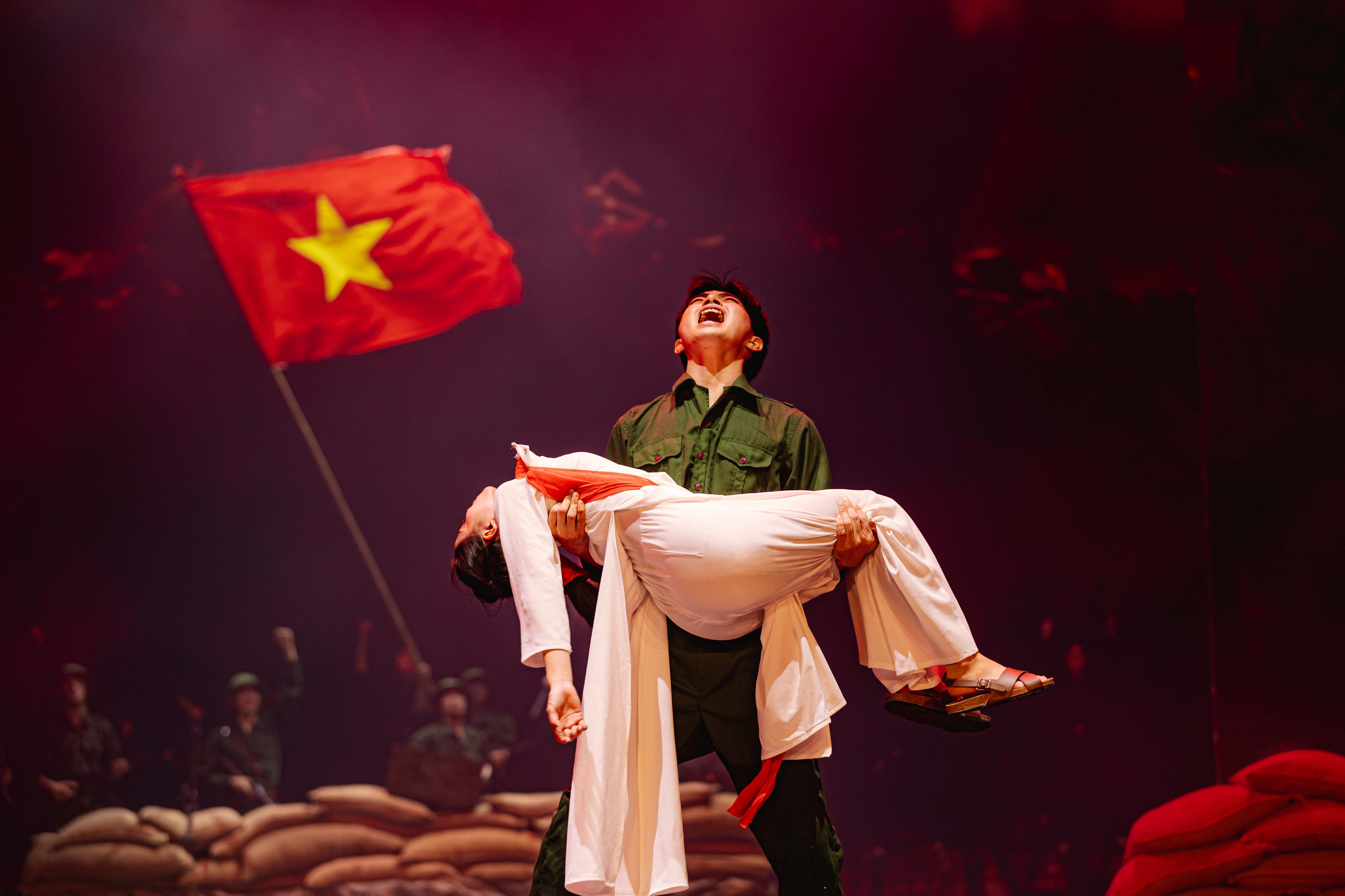 Đất nước Thiên hùng ca