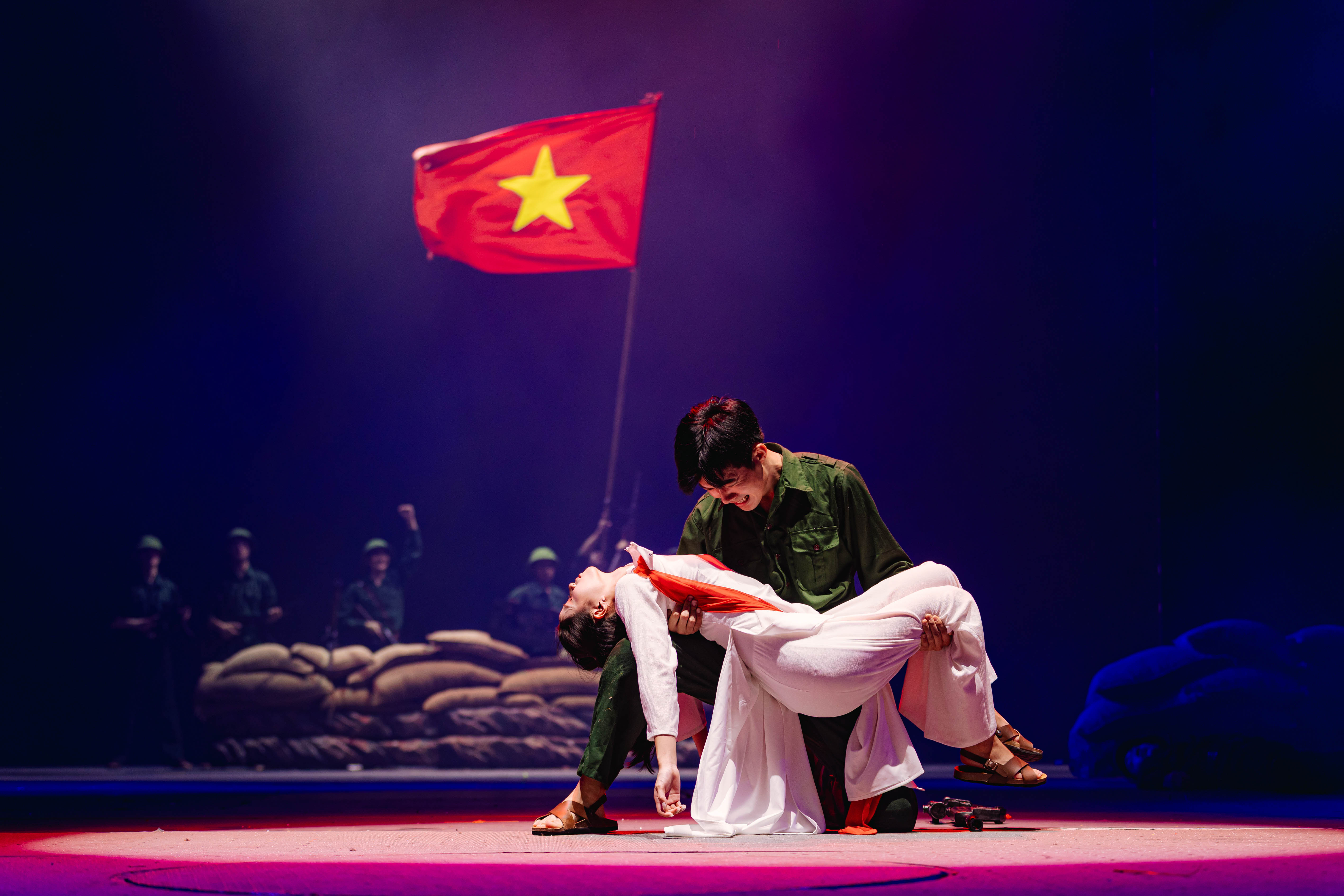 Đất nước Thiên hùng ca