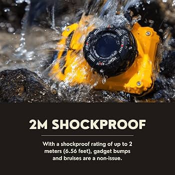 Một người dùng trẻ đang trải nghiệm máy ảnh compact Kodak PixPro mang phong cách hoài cổ.