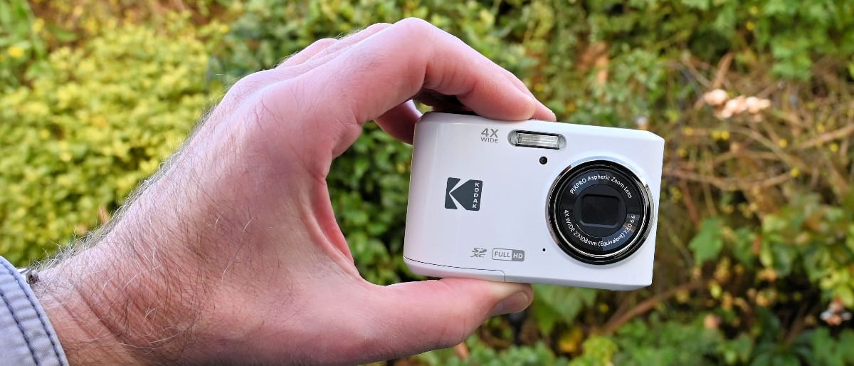 Máy ảnh Kodak PixPro FZ55 với thiết kế ống kính zoom đặc trưng.