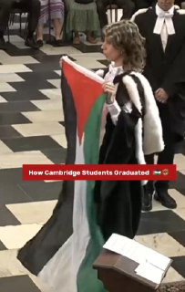 خريجو جامعة "كامبريدج" يرفعون العلم الفلسطيني رغم قيود اللجنة التحضيرية للحفل، ويرددون: "الحرية لفلسطين"...