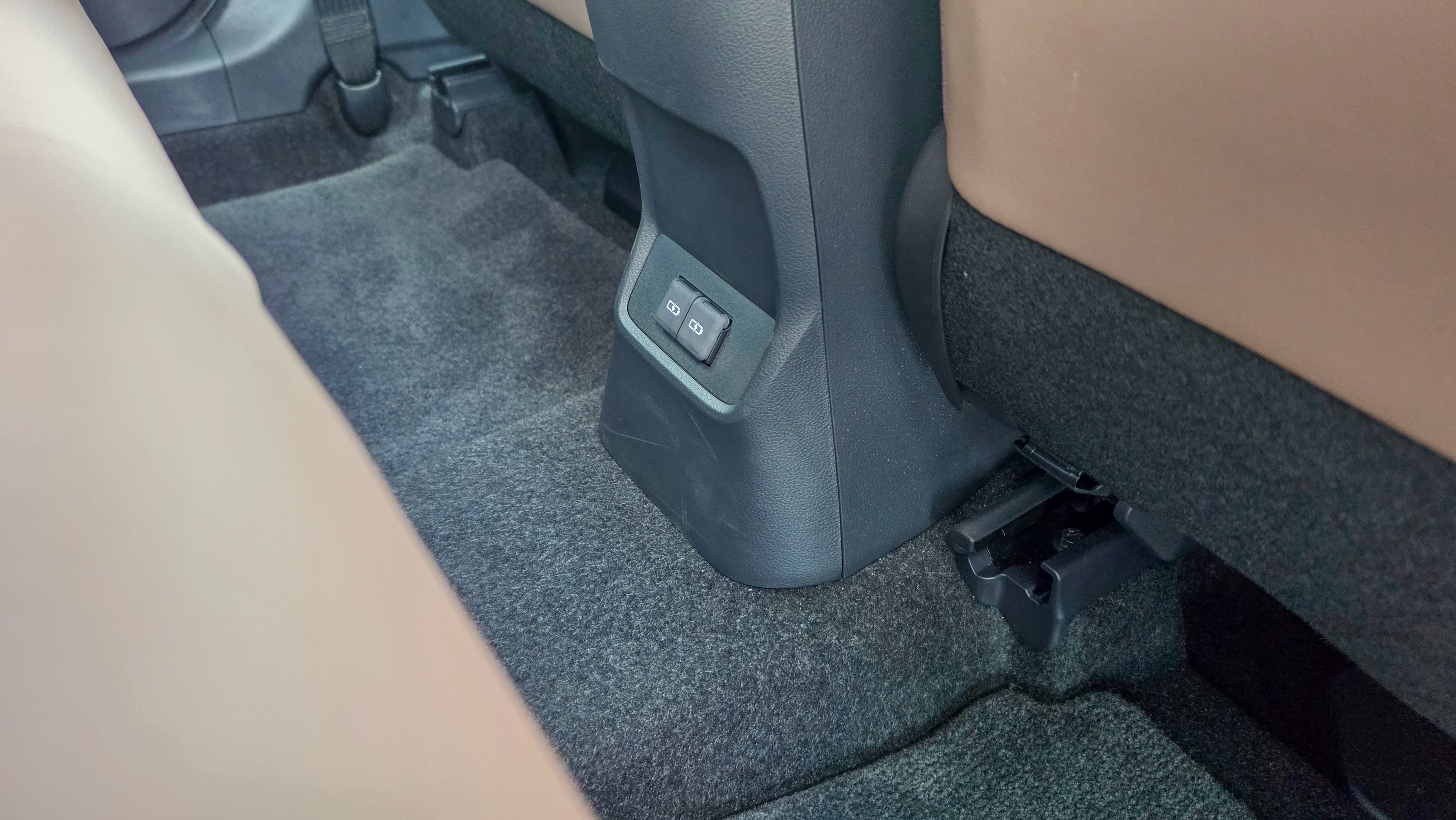 Lexus LBX centre console and transmission tunnel storage