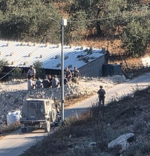 قوات الاحتلال تحتجز عددًا من الشبان في بلدة برقة شمال غرب نابلس، بعد هجوم للمستوطنين على منازل في أطراف البلدة....
