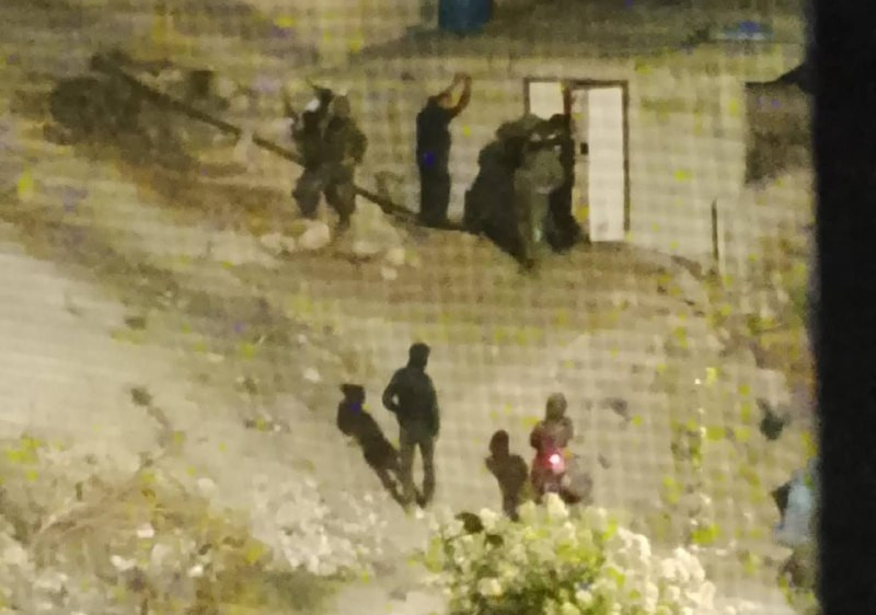 قوات الاحتلال تحتجز عددًا من المواطنين خلال الاقتحام المتواصل لقرية دير جرير، شرق رام الله....