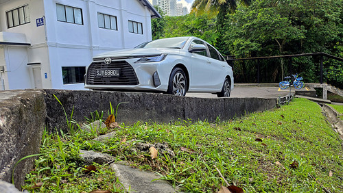 Toyota Vios 2026 Road View Side.jpg
