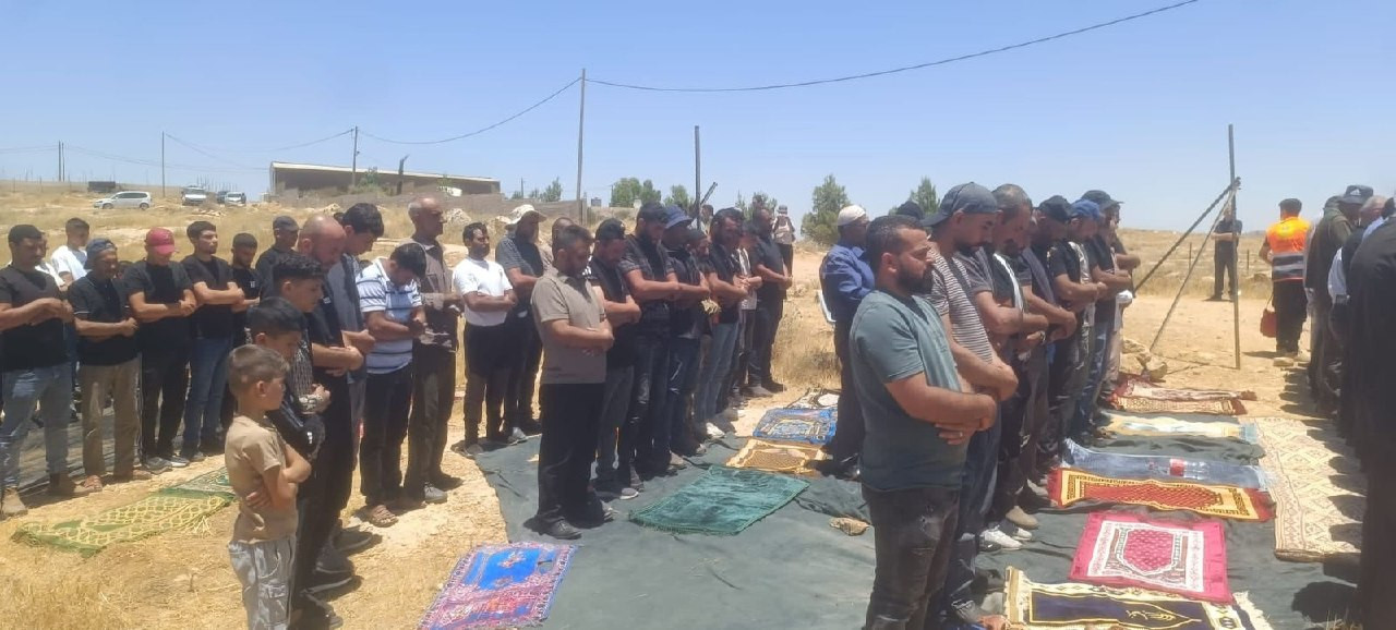 صورة | أداء صلاة الجمعة في خلة الحمص في مدينة يطا جنوبي الخليل، على أراضٍ مهددة بالاستيطان، في فعالية احتجاجية رفضًا لإقامة بؤرة استيطانية والاعتداءات...