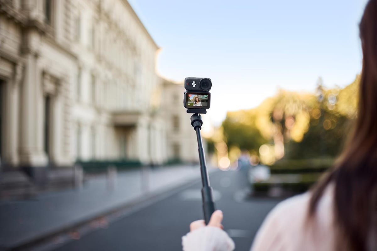 DJI Osmo Nano với phụ kiện ngàm đeo từ tính đa dụng