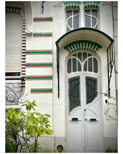 beautiful doors in ghent belgium v0 hy447dumd77e1 bordered.jpg