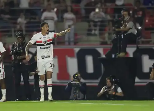 HISTÓRICO! Luciano iguala marca de ídolo após gol no Atlético-MG