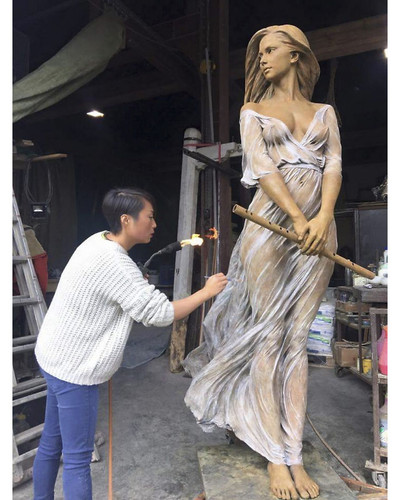 realistic female sculptures luo li rong 3 59c8a41f20c9e 700 bordered.jpg