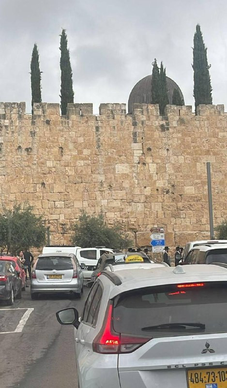 صورة| شرطة الاحتلال الإسرائيلية تغلق الطريق التي تؤدي إلى باب الاسباط وباب المغاربة...