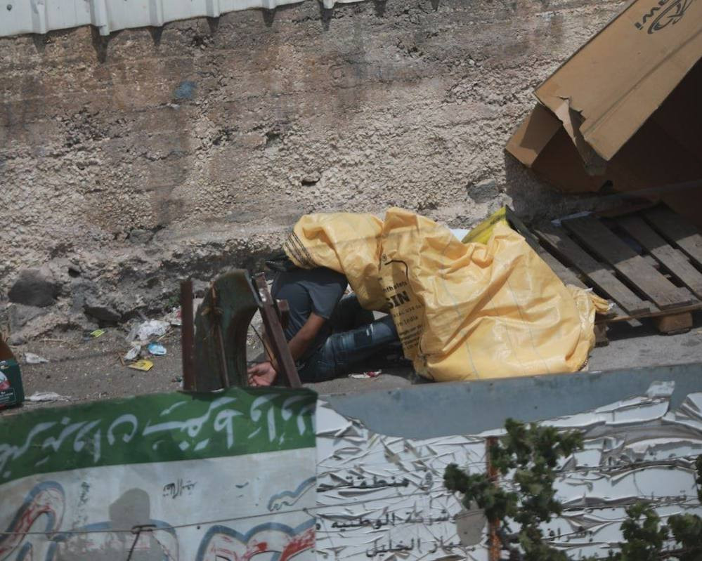 صورة| قوات الاحتلال تحتجز شابًا وتنكل به في شارع الشلالة بالبلدة القديمة في الخليل...
