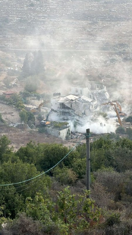 جرافات الاحتلال تدمر بنايتين وتحولهما إلى ركام في أراضي بلدة بيرزيت شمال رام الله....