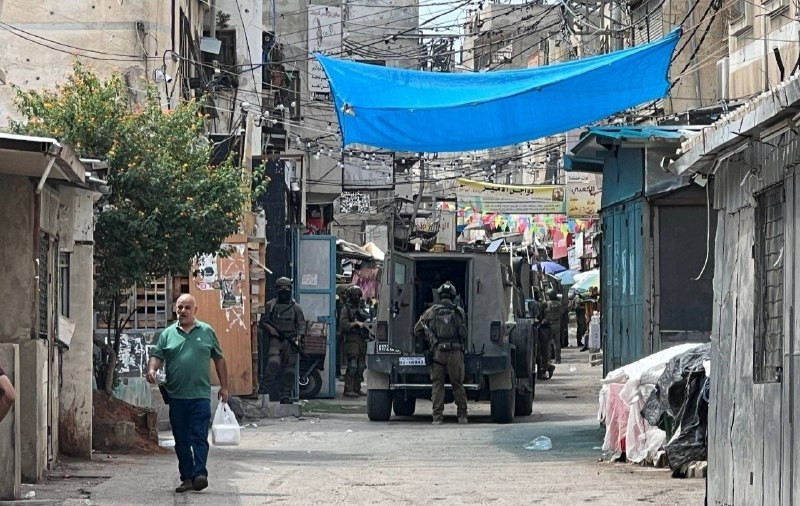 صورة من اقتحام قوات الاحتلال المستمر لمخيم بلاطة شرق نابلس، تزامناً مع التحقيق مع المواطنين واحتجازهم....