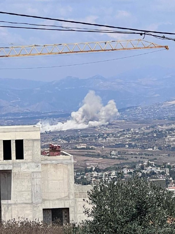 صورة| جيش الاحتلال ينفذ تفجيرًا بين بلدتي الطيبة والقنطرة جنوبي لبنان...