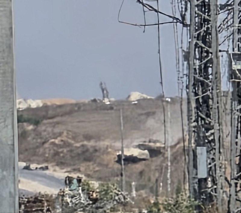 آلية للاحتلال تتوغل في محيط جسر وادي غزة على شارع صلاح الدين وسط القطاع....