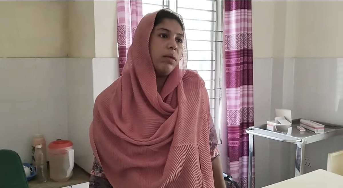 রাজাপুরে সরকারি ওষুধ বাড়িতে নেওয়ার সময় সাংবাদিকদের হাতে নাতে ধরা পড়লেন ক্লিনিক স্বাস্থ্যকর্মী
