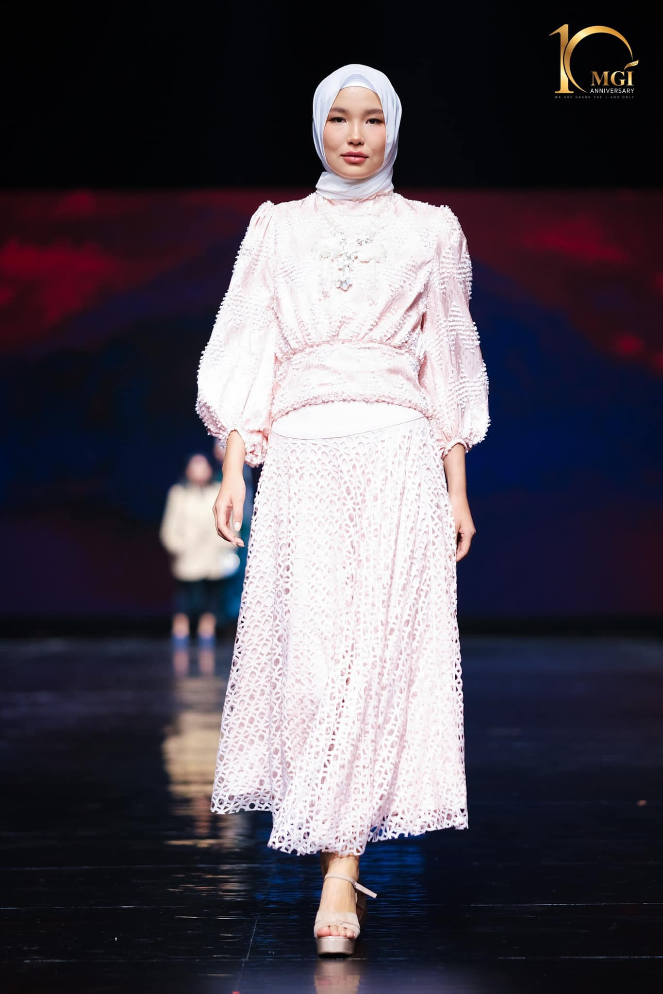 candidatas a miss grand international 2022 durante muslim fashion week. - Página 6 DHLy7f