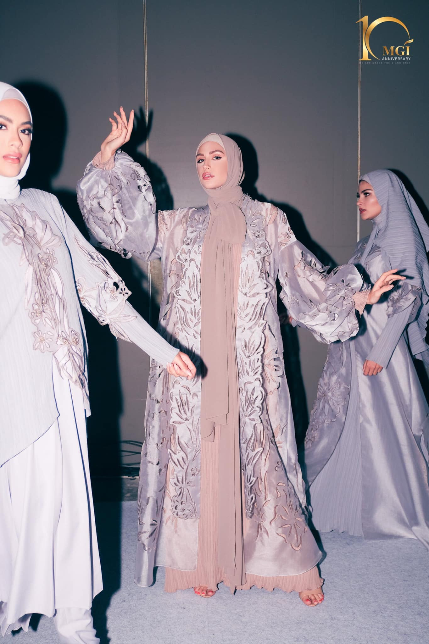 candidatas a miss grand international 2022 durante muslim fashion week. DHOTWQ