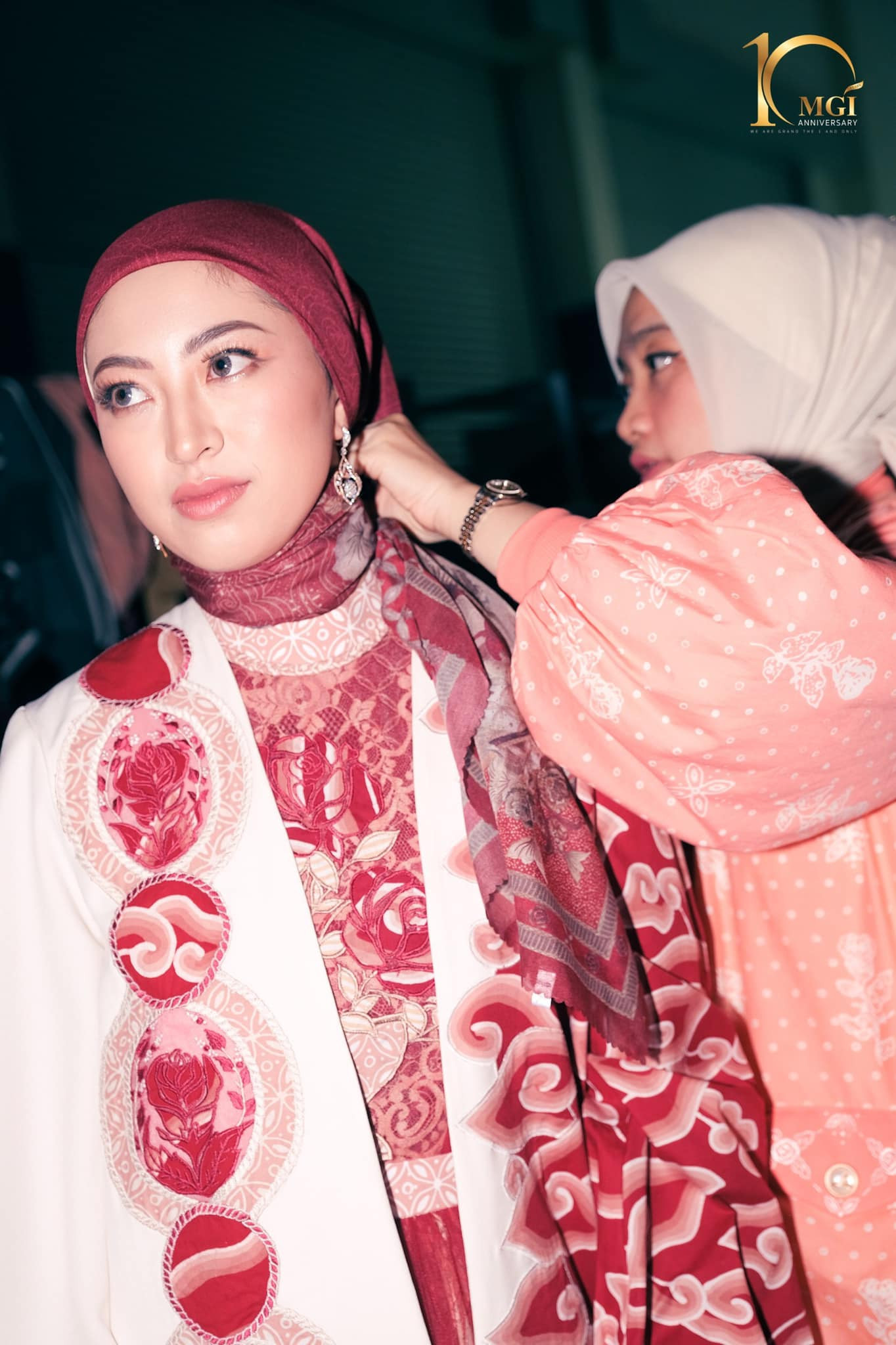 candidatas a miss grand international 2022 durante muslim fashion week. DHOthx