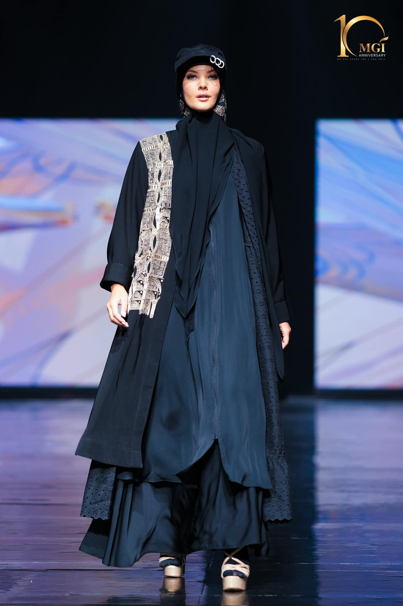 candidatas a miss grand international 2022 durante muslim fashion week. - Página 5 DHPfHl