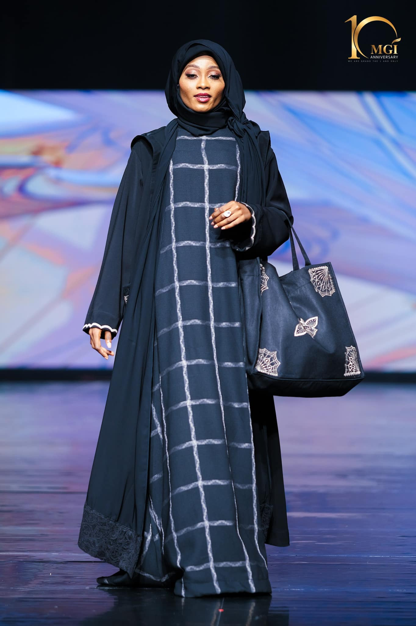 candidatas a miss grand international 2022 durante muslim fashion week. - Página 5 DHPsz7