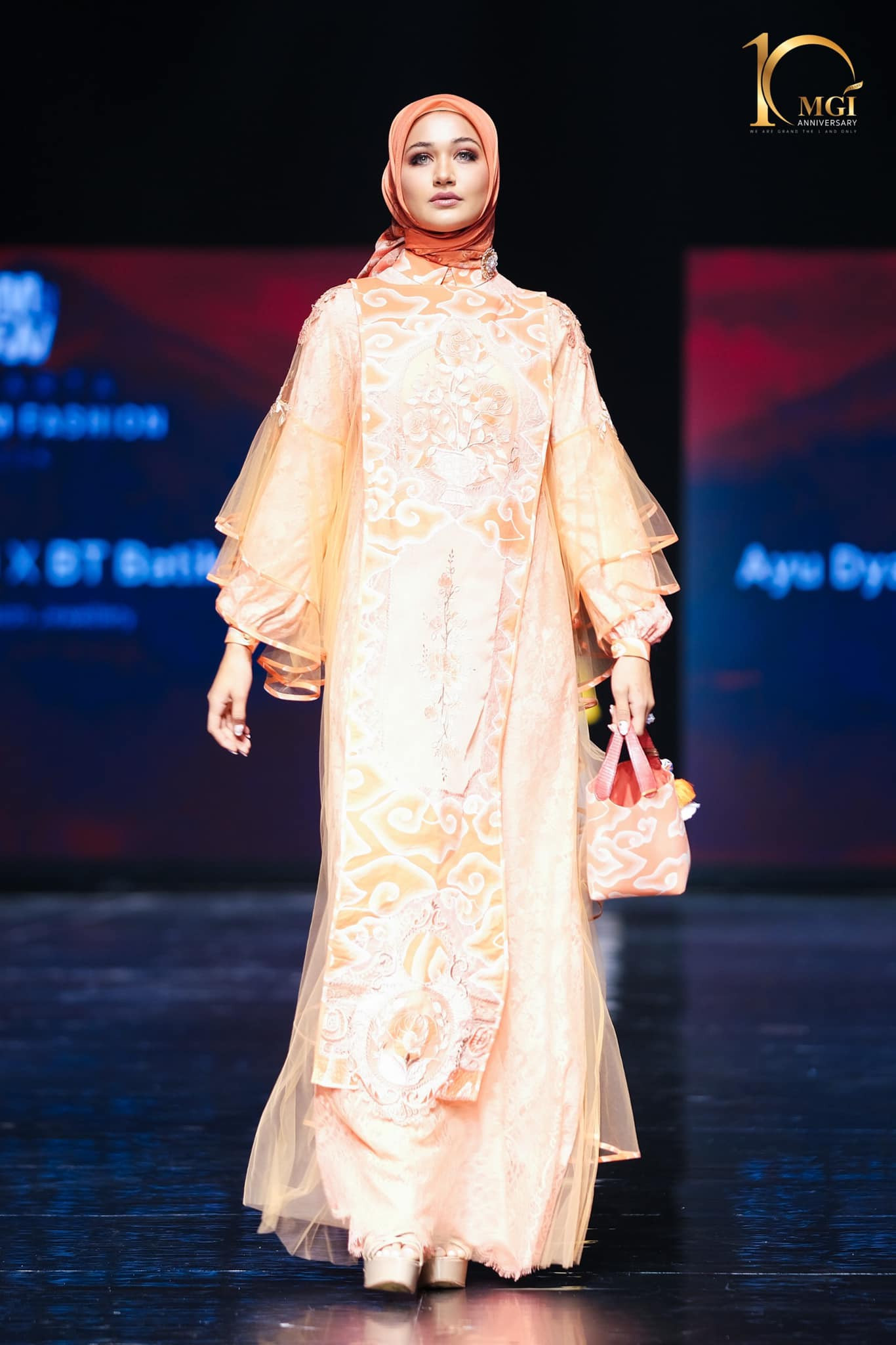 candidatas a miss grand international 2022 durante muslim fashion week. - Página 7 DHQDZB