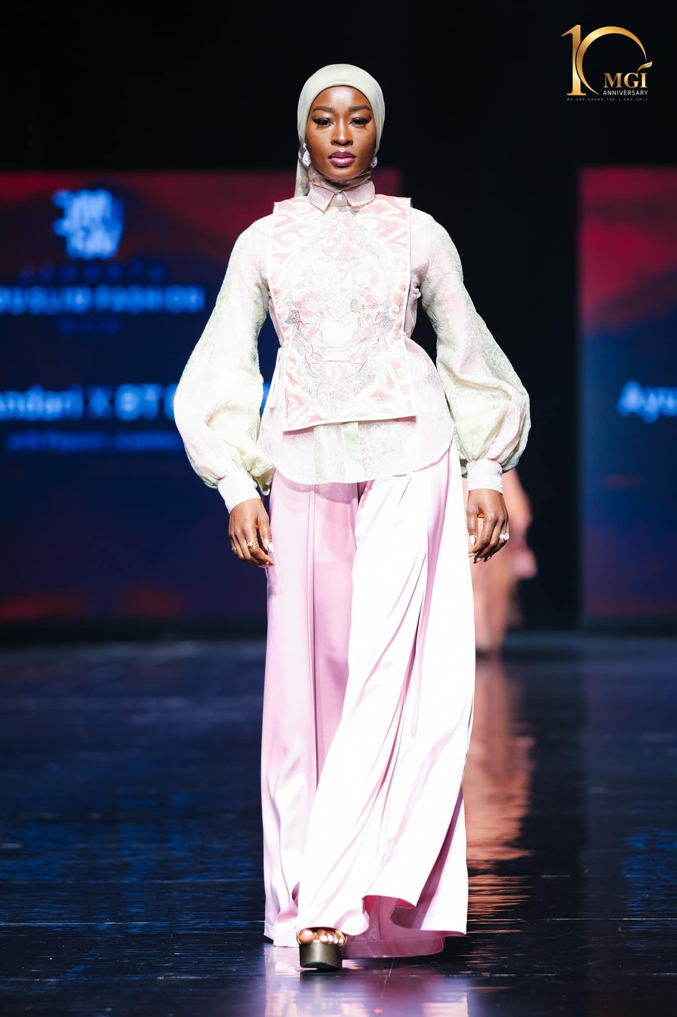 candidatas a miss grand international 2022 durante muslim fashion week. - Página 7 DHQsvj