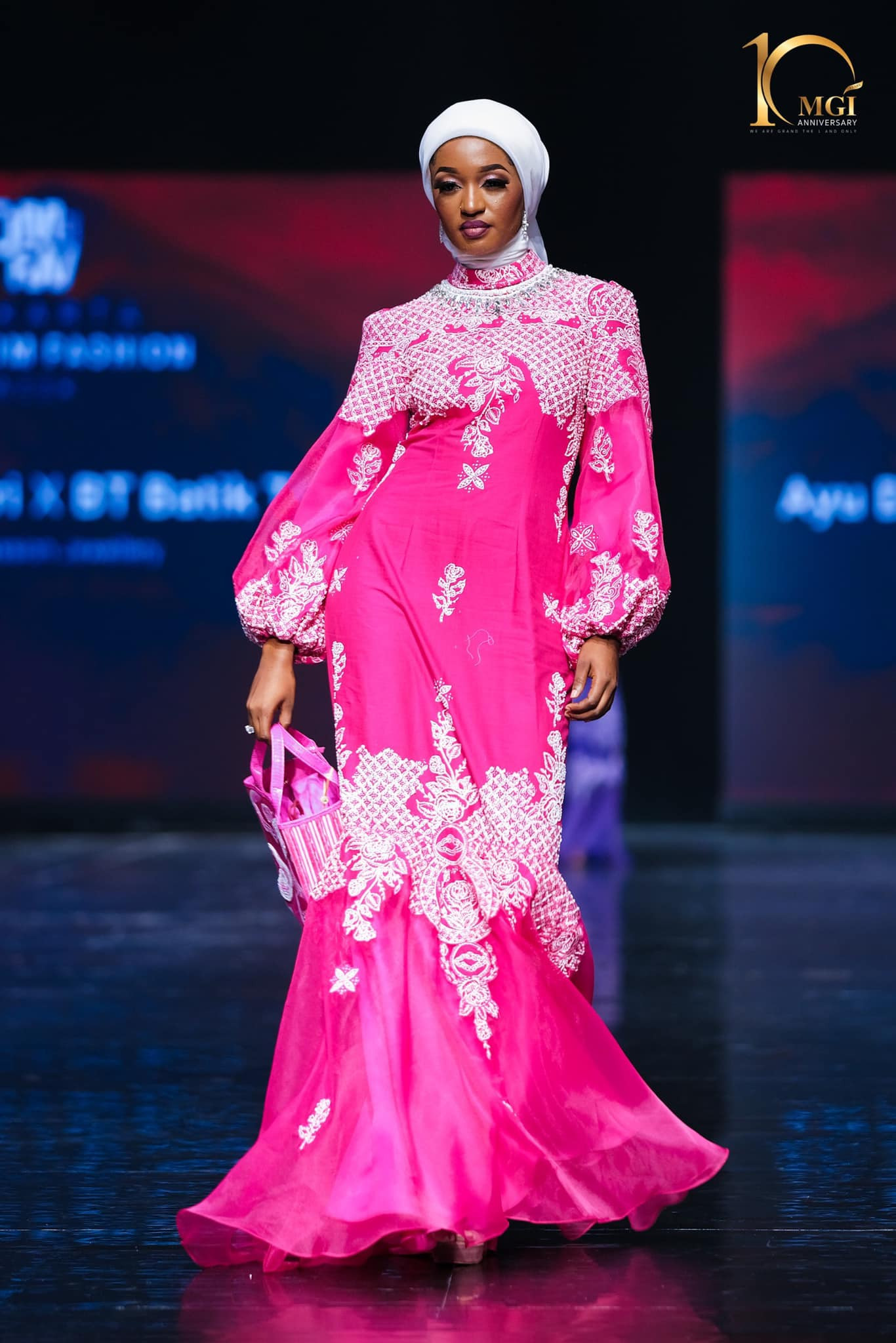 candidatas a miss grand international 2022 durante muslim fashion week. - Página 6 DHQxmQ