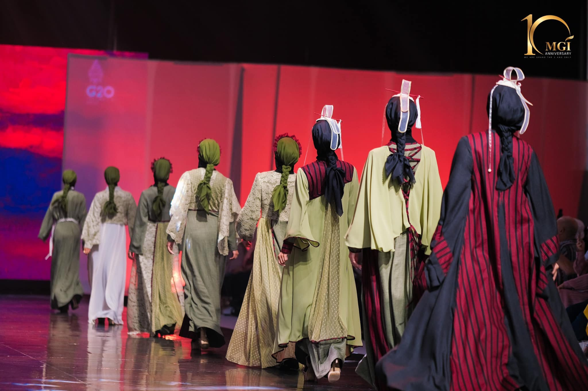 candidatas a miss grand international 2022 durante muslim fashion week. - Página 3 DHUhrl