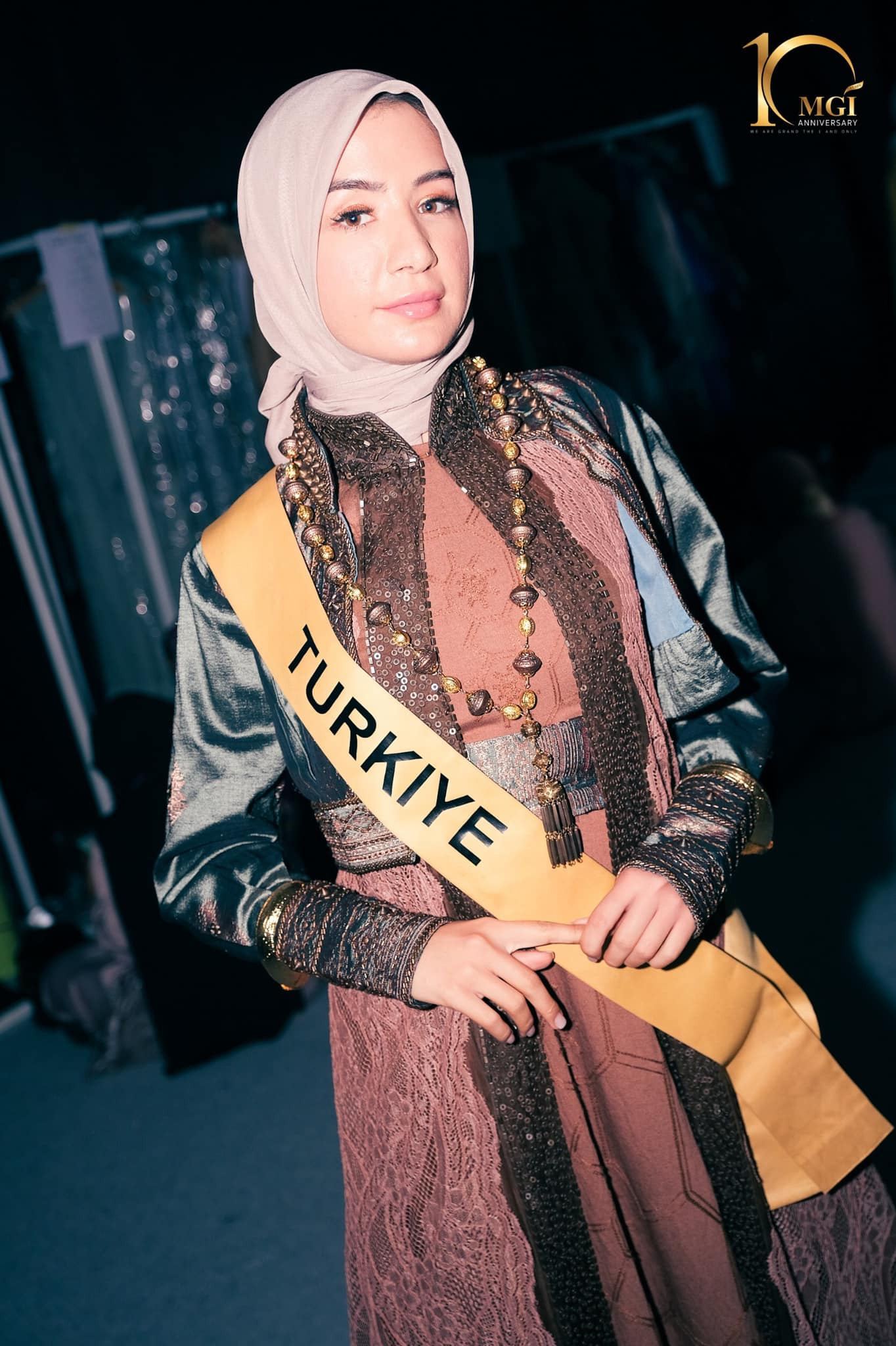 candidatas a miss grand international 2022 durante muslim fashion week. - Página 2 DHeEve