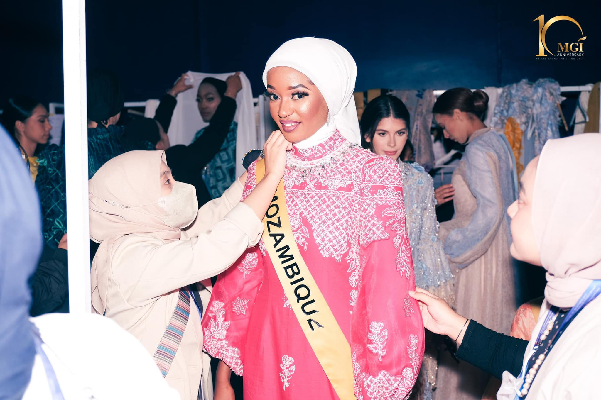 candidatas a miss grand international 2022 durante muslim fashion week. - Página 2 DHeTps