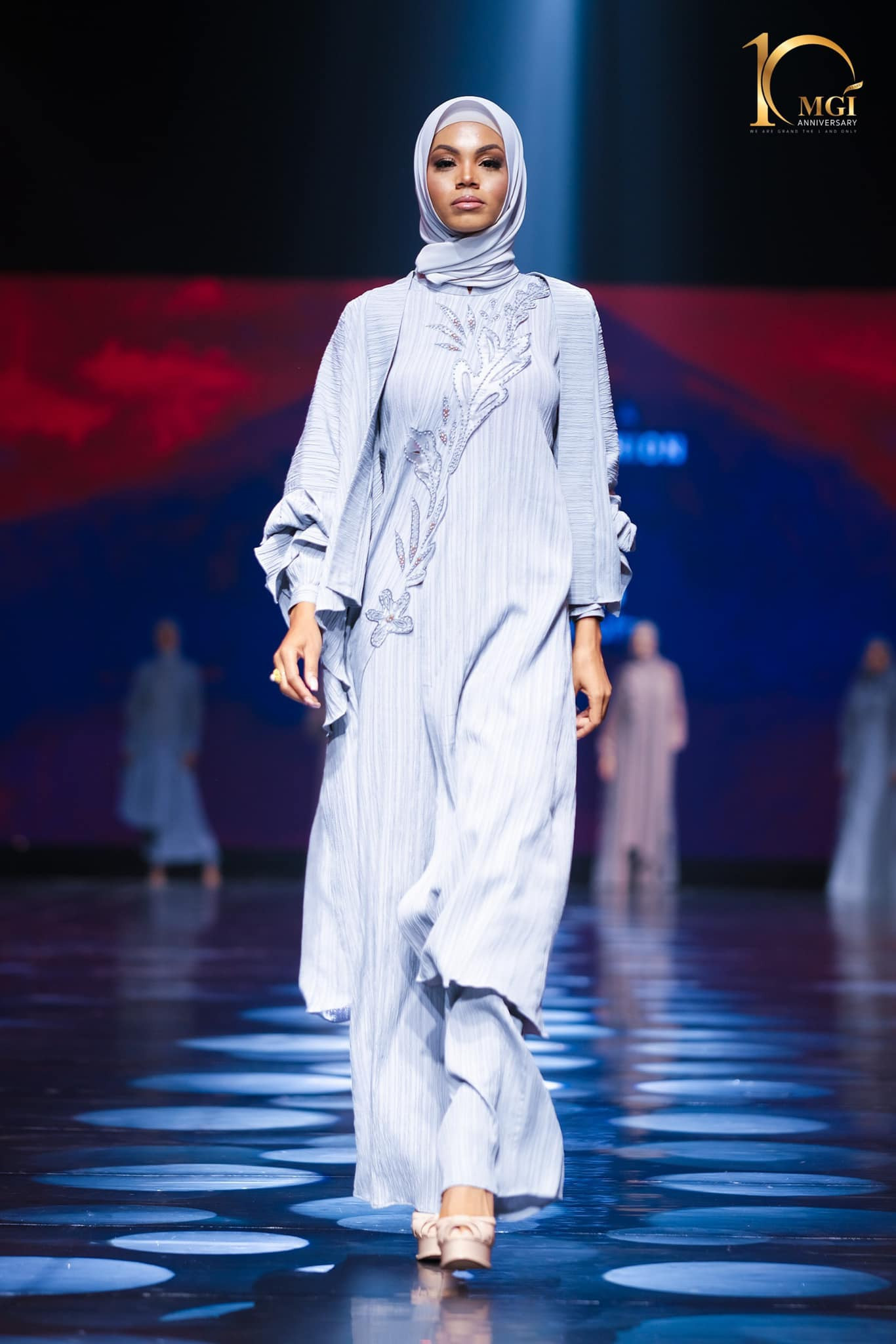candidatas a miss grand international 2022 durante muslim fashion week. - Página 3 DHrFSV