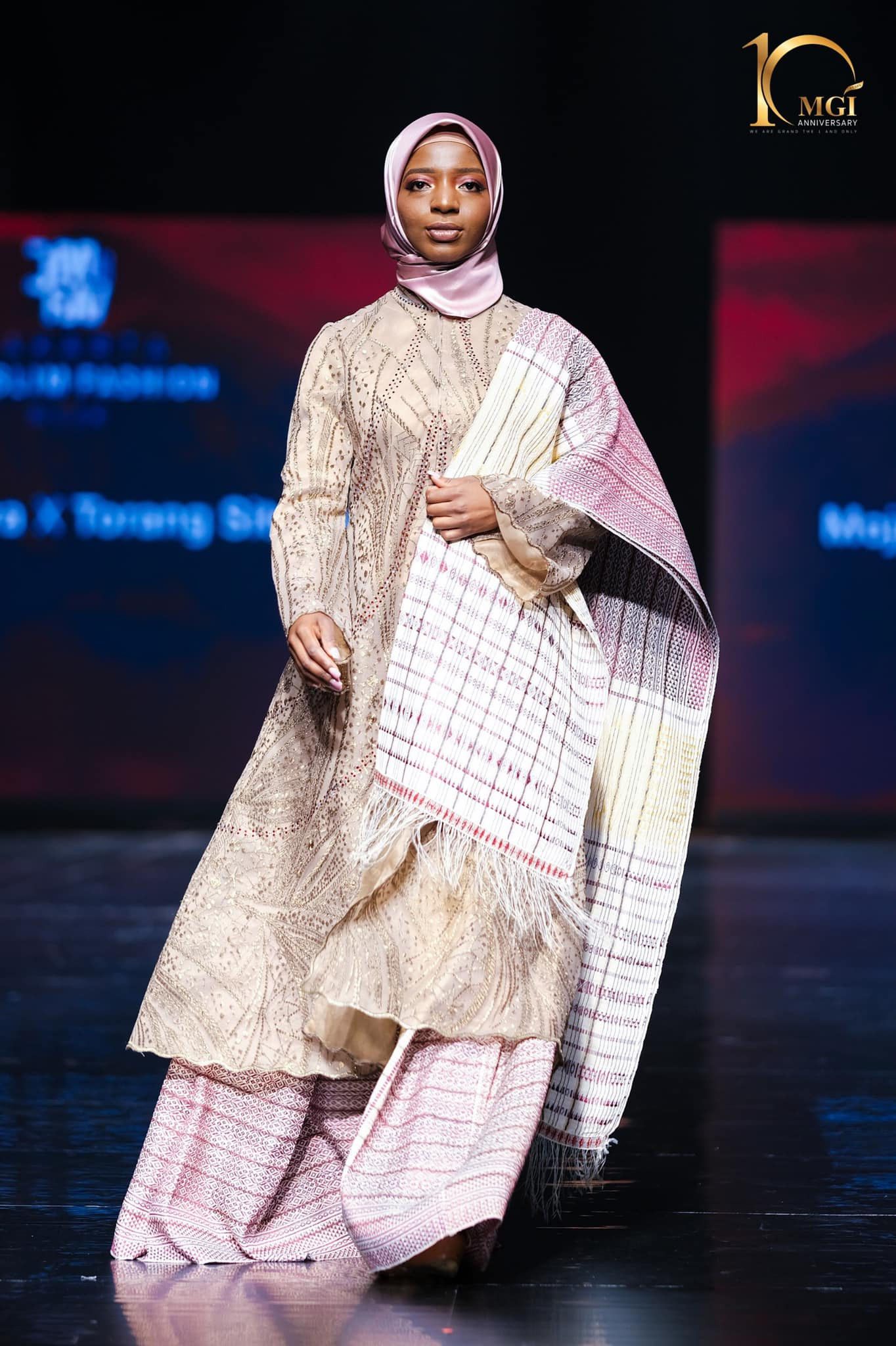 candidatas a miss grand international 2022 durante muslim fashion week. - Página 6 DHsTyQ