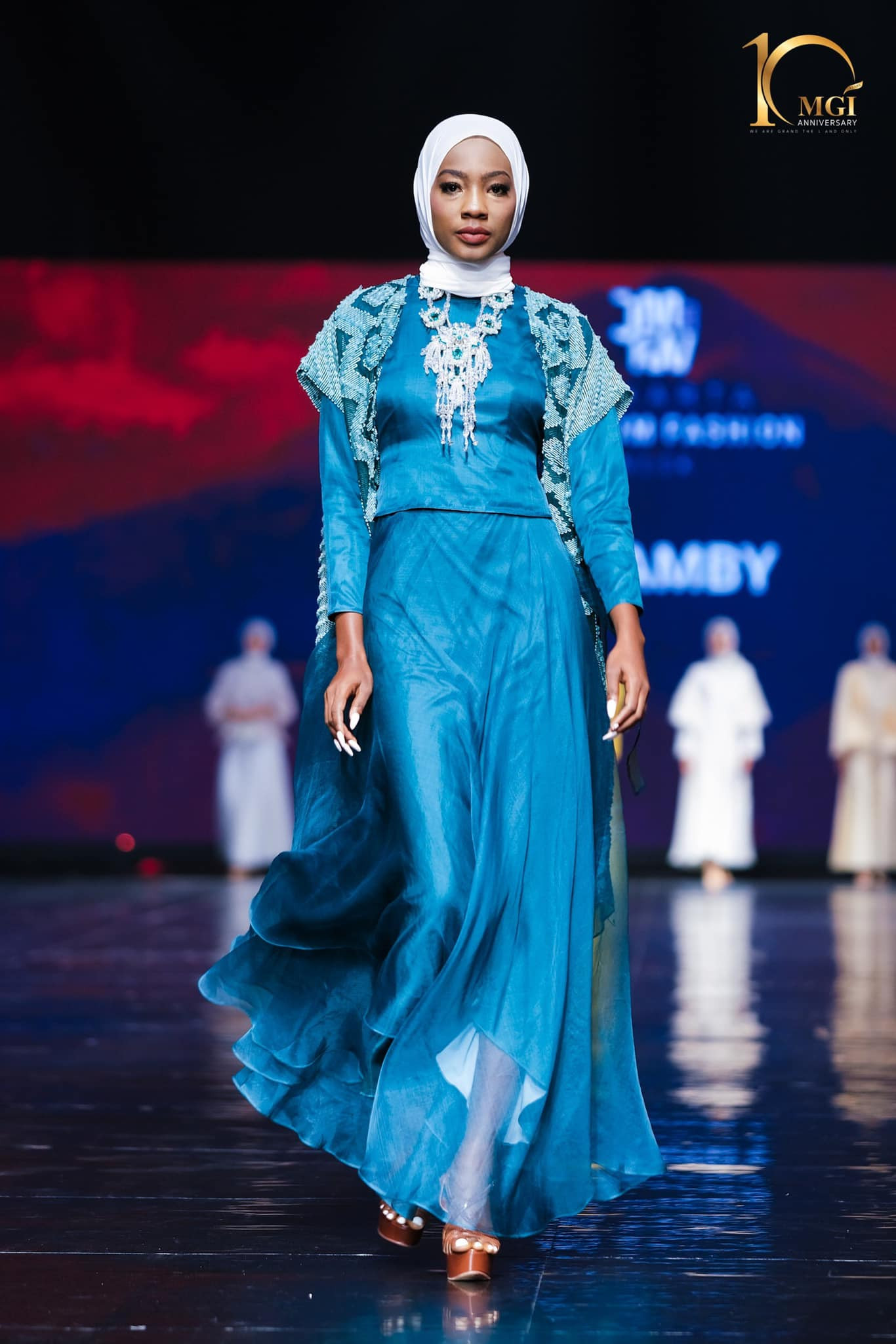 candidatas a miss grand international 2022 durante muslim fashion week. - Página 6 DHskcG